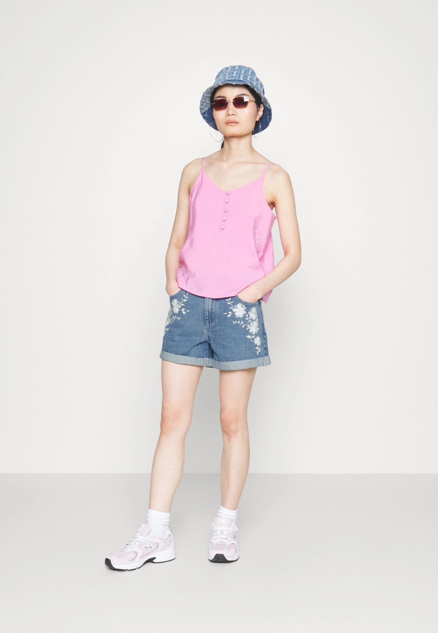 Viwoody Festival - Denim Shorts - Medium Blue Denim Aop Cloud Dancer Embroidery 4 Viwoody Festival - Denim Shorts - Medium Blue Denim Aop Cloud Dancer Embroidery - Image 2