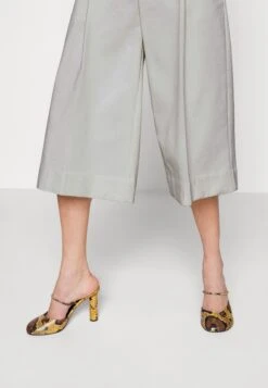 Board Shorts - Shorts - Parchment -ESPRIT || ONLY || Wal G Sales Store 084b2a00f0af4e39abe55a2bbff21424