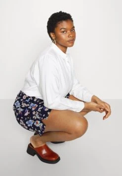 Oncnova Lux - Shorts -ESPRIT || ONLY || Wal G Sales Store 22552f9e1c314f27b0b6546f019e4b16