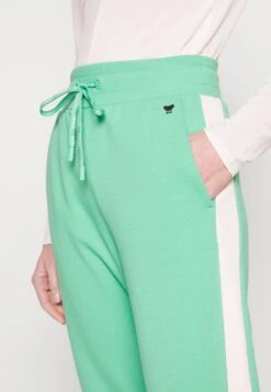 Salvo - Tracksuit Bottoms - Verde -ESPRIT || ONLY || Wal G Sales Store 25357e25b41e422a9f8a696264ba5abe