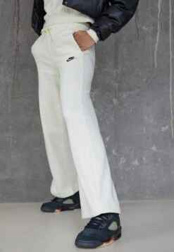 Nike Sportswear Club Pant Wide - Tracksuit Bottoms - Coconut Milk