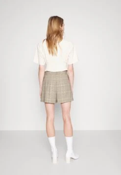 Patrizia Pepe Pantaloni/Trousers - Shorts - Spring Beige Check -ESPRIT || ONLY || Wal G Sales Store 43668e9466e04e6aa523ae282f57f56a