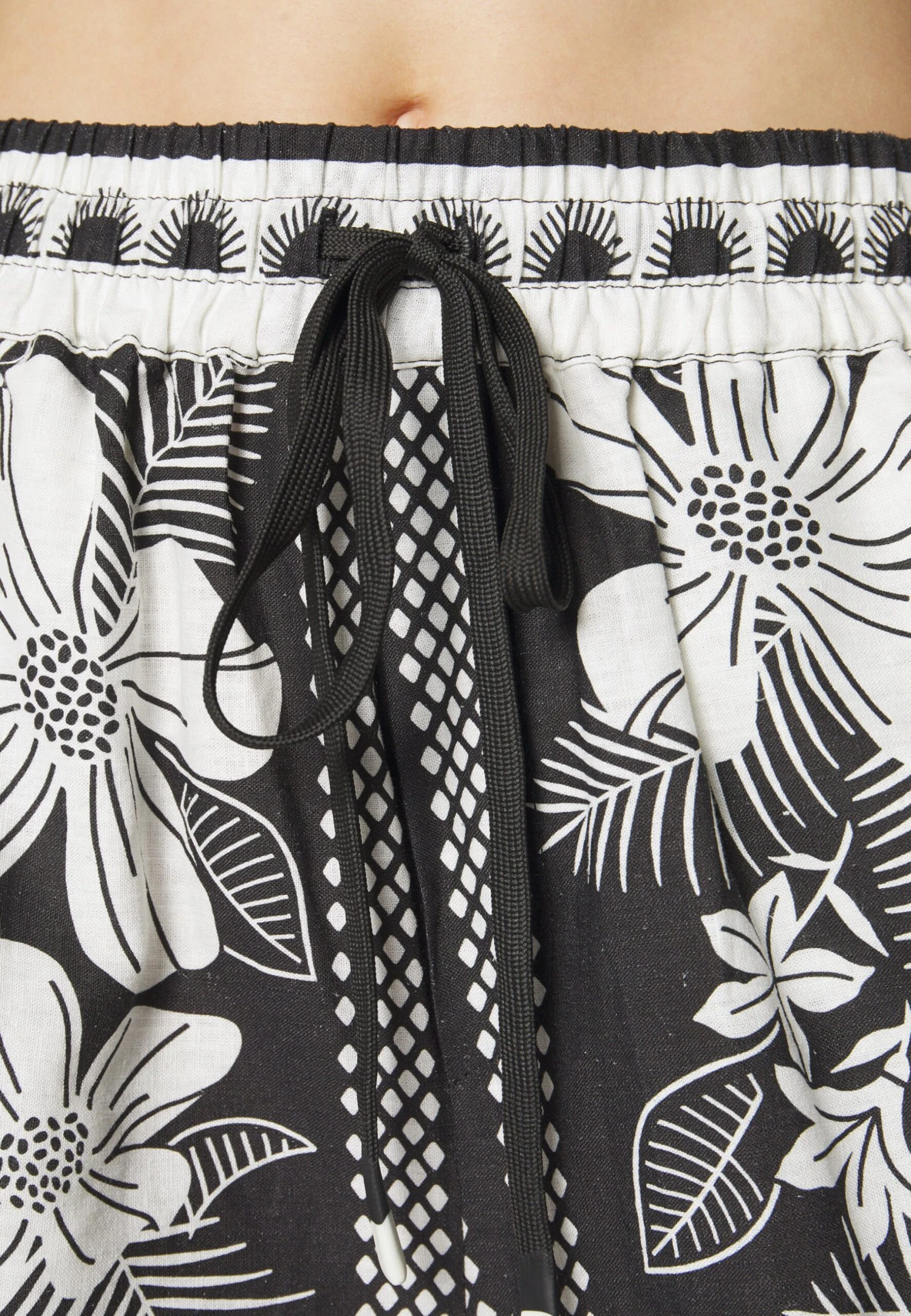 Farm Rio Macaw Uni - Shorts - Elegance Black 9 Farm Rio Macaw Uni - Shorts - Elegance Black - Image 7