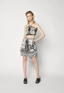 Farm Rio Macaw Uni - Shorts - Elegance Black 13 Farm Rio Macaw Uni - Shorts - Elegance Black -ESPRIT || ONLY || Wal G Sales Store 7b16aab5e2f04459b439f12274fed575