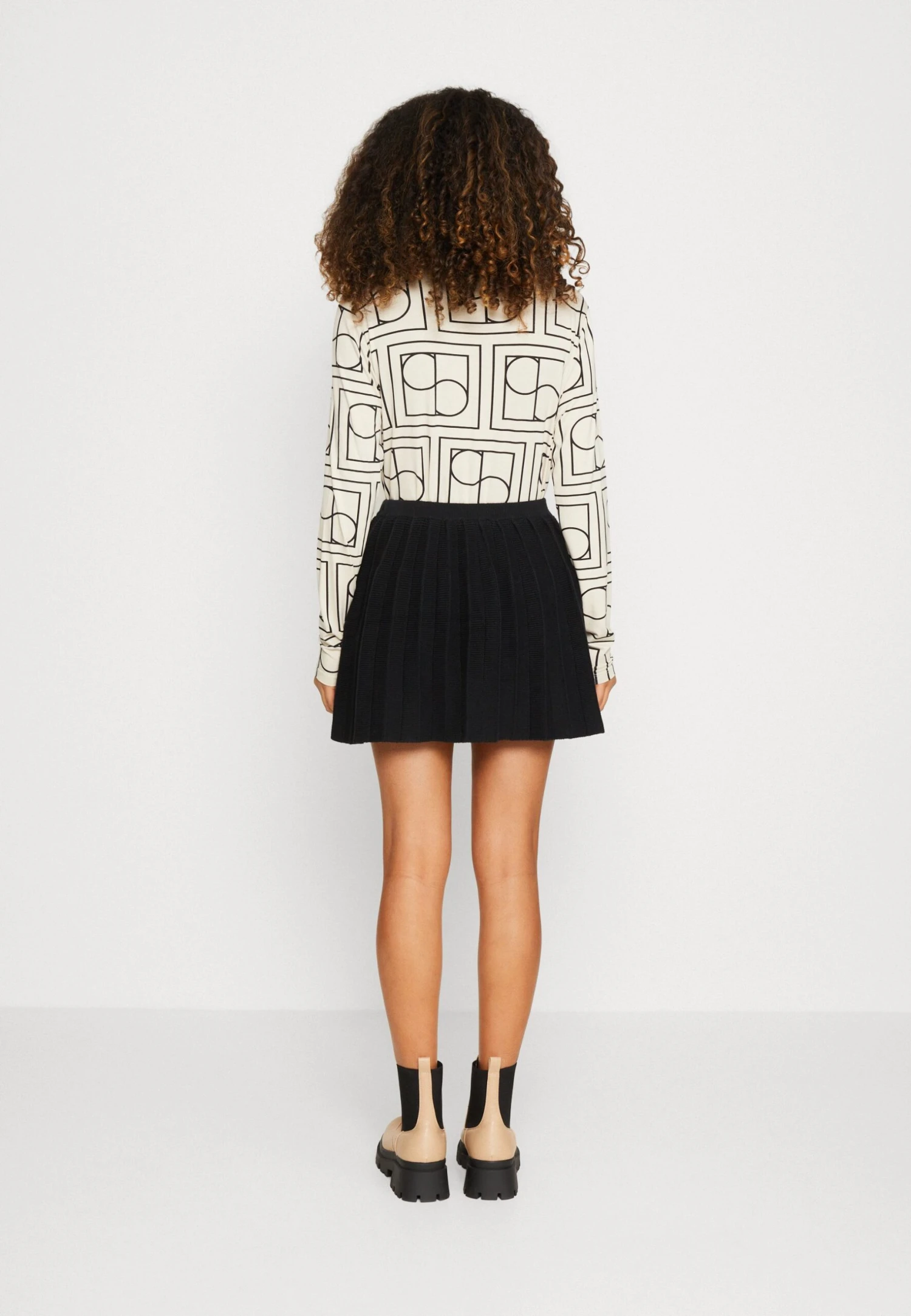 Hollister Co. Pleated - Mini Skirt - Black 5 Hollister Co. Pleated - Mini Skirt - Black - Image 3