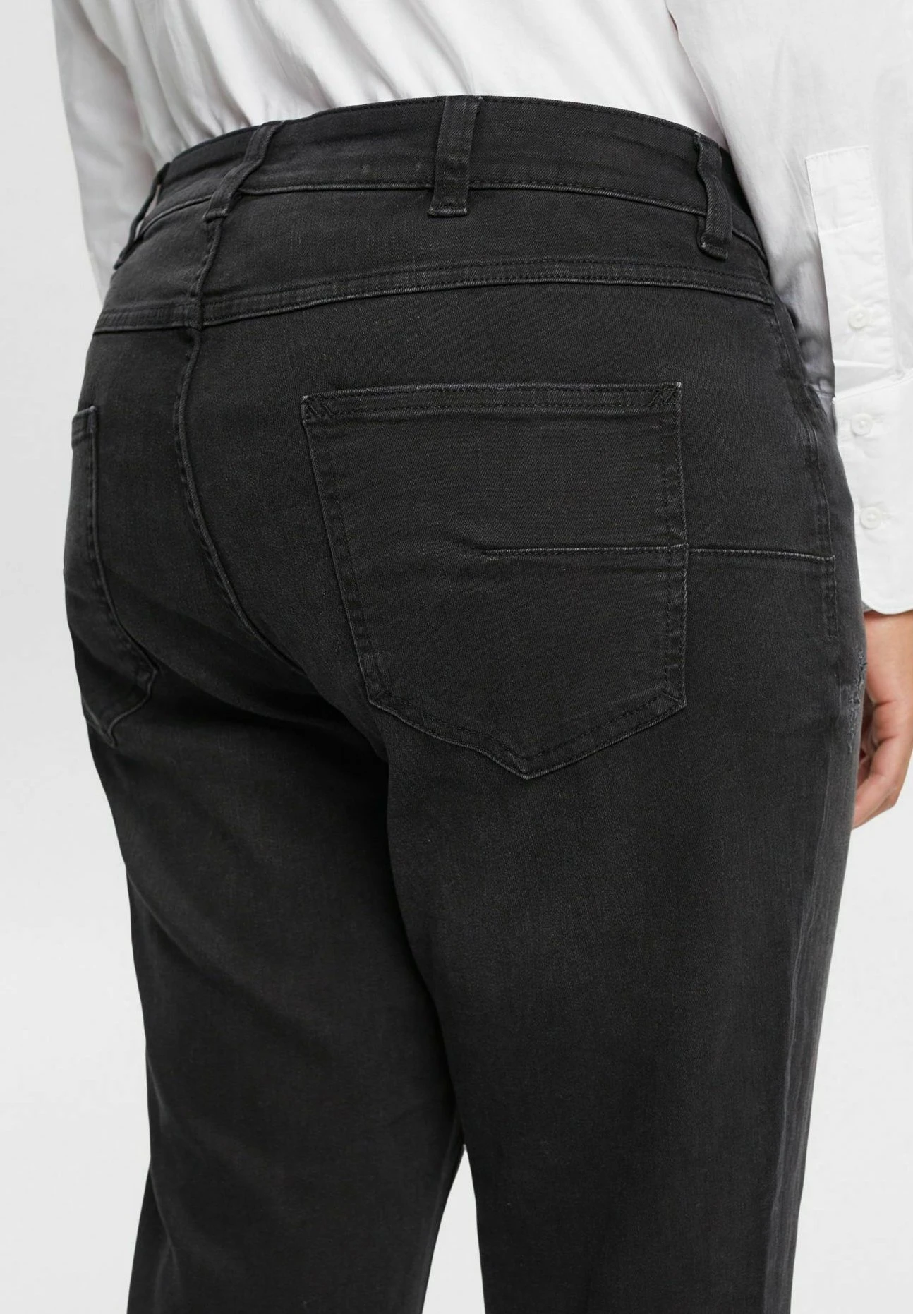 ESPRIT Mit Geradem Bein Und Mittlerer Bundhöhe - Straight Leg Jeans 6 ESPRIT Mit Geradem Bein Und Mittlerer Bundhöhe - Straight Leg Jeans - Image 4