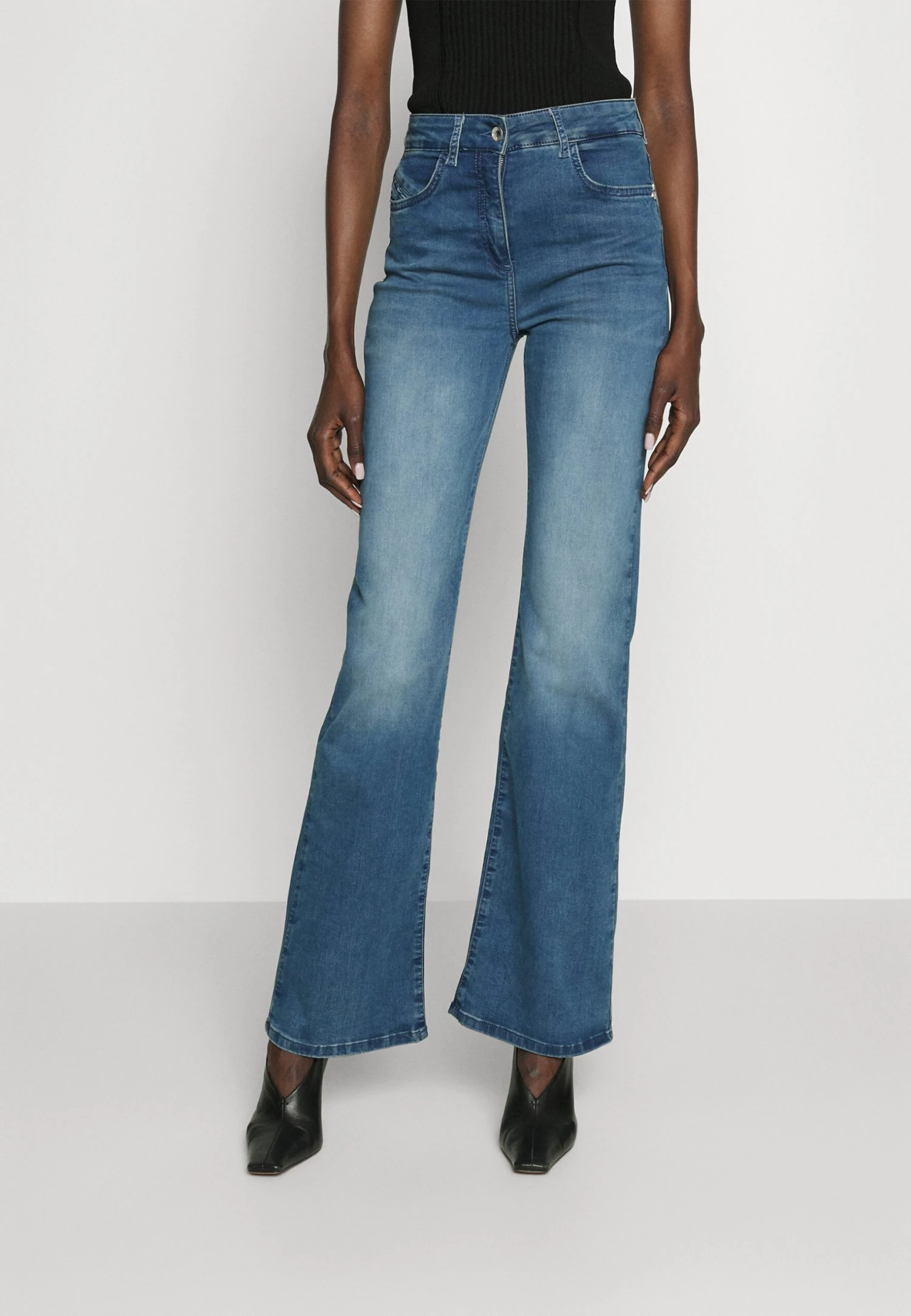 Patrizia Pepe Pantaloni/Trousers - Flared Jeans - Light Washed Blue 3 Patrizia Pepe Pantaloni/Trousers - Flared Jeans - Light Washed Blue