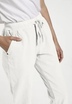 Kaffe Naya Capri - Shorts - Chalk -ESPRIT || ONLY || Wal G Sales Store 88d2d11e4a624f24b6592dc3df042f0e