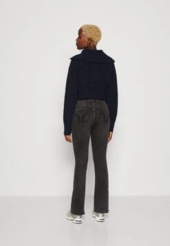 Hollister Co. Clean Curvy - Bootcut Jeans -ESPRIT || ONLY || Wal G Sales Store aaeba1ce4b82422b977568ea36f8f7f1